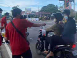 Muda-Mudi Buddhis di Sungailiat Bagikan Takjil Gratis ke Pengendara