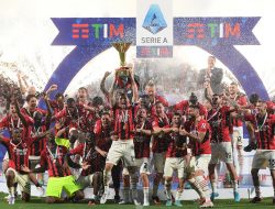 Tiga Gol dari Giroud dan Kessie Bawa AC Milan Angkat Tropi Scudetto ke 19