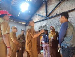 Bupati Basel Berikan Bantuan ke Dua Rumah Warga yang jadi Amukan Si Jago Merah