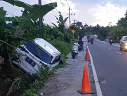 Diduga Mengantuk, Mobil Avanza Putih Masuk ke Bandar