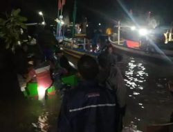 Hingga Malam Hari Ratusan Masyarakat Pesisir Turun ke Laut, Cegat PIP Milik Hercules Masuk ke Laut Merbau