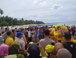 Keragaman Membaur di Pantai Tuing, Dua Acara Adat Digelar Bersamaan