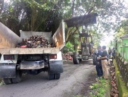 Peringati Hari Lingkungan Hidup Sedunia, PT Timah Tbk Bersama Masyarakat Bersihkan Sampah di TPU Kuteseribu Muntok