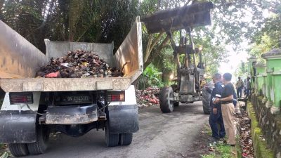 Peringati Hari Lingkungan Hidup Sedunia, PT Timah Tbk Bersama Masyarakat Bersihkan Sampah di TPU Kuteseribu Muntok