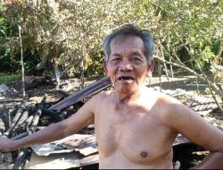 Kakek Toyib Pasrah Rumahnya Terbakar
