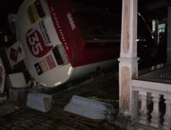 Mobil Tangki Pertamina Nyungsep ke Rumah Warga