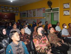 Anggota KPU Kota Pangkalpinang dari kiri Yusmayadi, Tengah Ketua KPU Penti Pedon  dan Ruslan