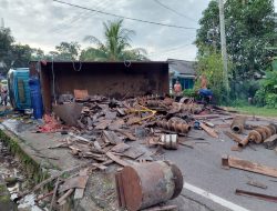 Hilang Kendali, Truk Bermuatan Besi Bekas Terguling