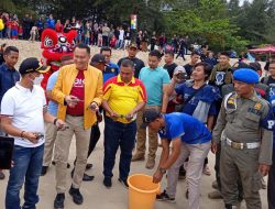 Kompak, Bambang Patijaya dan Mulkan Lepasliar Anak Penyu di Pantai Tikus Emas