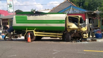 Avanza Tabrak Truck CPO, Seorang Penumpang Meninggal di Tempat