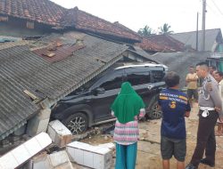 Mobil Suzuki XL7 yang Ditumpangi Satu keluarga Hantam Rumah Warga Desa Serdang