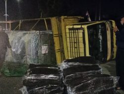 Hendak Isi BBM, Truk Membawa Karet Malah Terguling