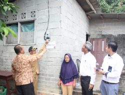 Menyambut HUT ke-77 RI, PLN Salurkan Bantuan Penyambungan Listrik 77 Keluarga Kurang Mampu