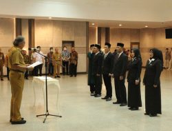 Lantik Komisioner KI Babel, Pj Gubernur Ajak  Imbangi Keterbukaan dengan Tata Krama