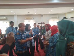 Wali Kota Serahkan Bantuan kepada 398 Kader PPKBD dan Sub PPKBD