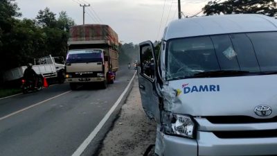 Travel Damri dan Truk Alami Kecelakaan di Air Belo