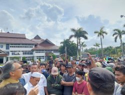 Geruduk Kantor Gubernur Babel, Ratusan Penambang Sampaikan  Delapan Tuntutan, Salah Satunya Bubarkan Satgas