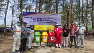 Program TJSL Pilar Lingkungan, Jasa Raharja Babel Serahkan Bantuan Tong Sampah di Pantai Temberan