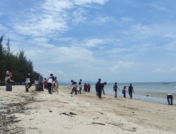 Lima Ratus Pelajar Bersihkan Pantai Temberan, Sukseskan Seribu Aksi Pelajar Gerakan Bersih Pantai