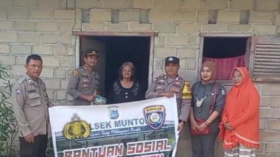 Warga Dua Kelurahan Terima Bansos Dampak Kenaikan BBM dari Polsek Muntok