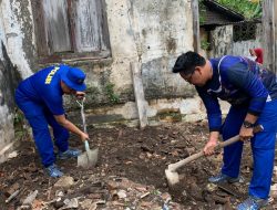 Polair Polres Babar Bantu Warga Bedah Rumah