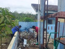 Sambut Maulid Nabi Muhammad, Anggota Polsek Muntok Bersihkan Masjid