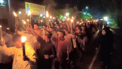 Ratusan Peserta Gelar Pawai Obor di Desa Gadung