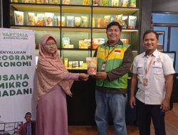 Lima Pelaku Usaha Mikro Madani Binaan Laznas Yakesma Terima Bantuan Kemasan