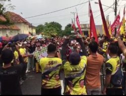 Hujan Tidak Surutkan Niat Ribuan Warga Ikuti Jalan Sehat HUT Golkar