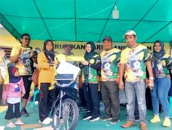 Ade Nofia Raih Sepeda Motor di HUT ke-58 Golkar di Babar