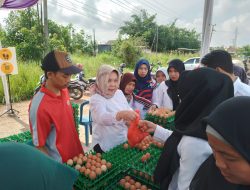 Buka Pasar Murah di Taman Mandara, Sekda Bagi-Bagi Telur Ayam