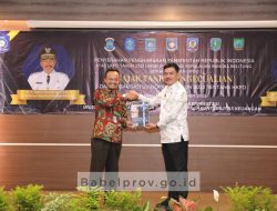 Sekda Naziarto Serahkan Penghargaan WTP di Lingkungan Provinsi Babel