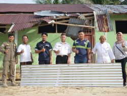 Gerak Cepat, PT TIMAH Tbk Serahkan Bantuan Bahan Material untuk Korban Bencana Puting Beliung di Desa Penagan