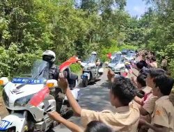 Pelajar Muntok Sambut Jokowi dengan Mengibarkan Merah Putih