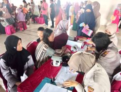 Ratusan Masyarakat Toboali Ikuti Pengobatan Dari Biddokes Polda Babel