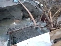 Diterjang Hujan Deras Ruas Jalan Airbara – Payung Amblas