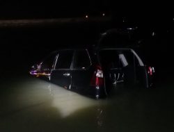 Ditinggal Telponan, Avanza Terjun Bebas Ke Laut