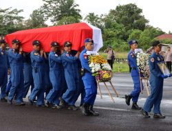 Jenazah Ketiga Korban Helikopter B105 P-1103 Diserahkan kepada Keluarga