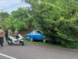Diduga Ngantuk Sedan Biru Tabrak Pohon di Keranggan
