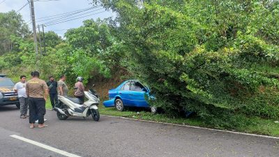Diduga Ngantuk Sedan Biru Tabrak Pohon di Keranggan