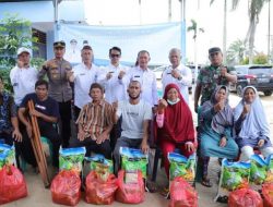 Warga Petaling Terima Bantuan Sembako dari Bupati