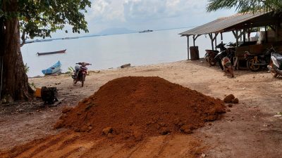 KIP Mitra PT Timah Bantu Nelayan Perbaikan Jalan