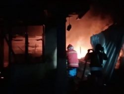 Sigap, Tim Damkar PT Timah Tbk Bantu Padamkan Kebakaran Rumah Lim Men Kho di Belinyu