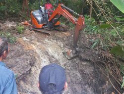 Ekskavator Mini Diturunkan Evakuasi Pekerja Tambang Tertimbun Tanah