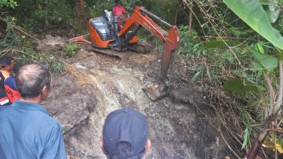 Ekskavator Mini Diturunkan Evakuasi Pekerja Tambang Tertimbun Tanah