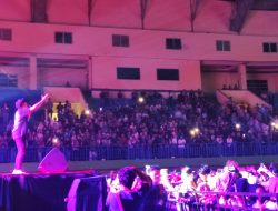Kesempurnaan Cinta Rizky Febian Hipnotis Ribuan Rizfelous di GOR Sahabuddin