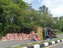 Truk Bermuatan Minol Terguling di Tanjung Kalian