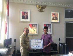 Serahkan Bonus Prestasi Juara MTQH dan STQH, Molen: Motivasi Raih Prestasi
