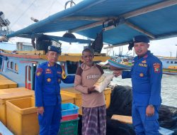 Program Gersak, Personel Pos Pam Sadai Sisir Nelayan yang Tak Melaut dan Bagikan Sembako