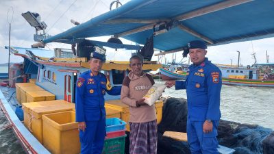 Program Gersak, Personel Pos Pam Sadai Sisir Nelayan yang Tak Melaut dan Bagikan Sembako